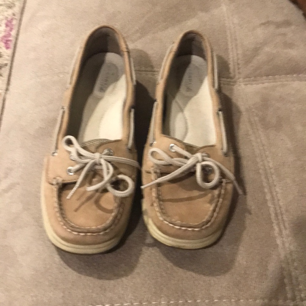 Sperry topsider 2 eye deck shoes. Gently worn. 8.5